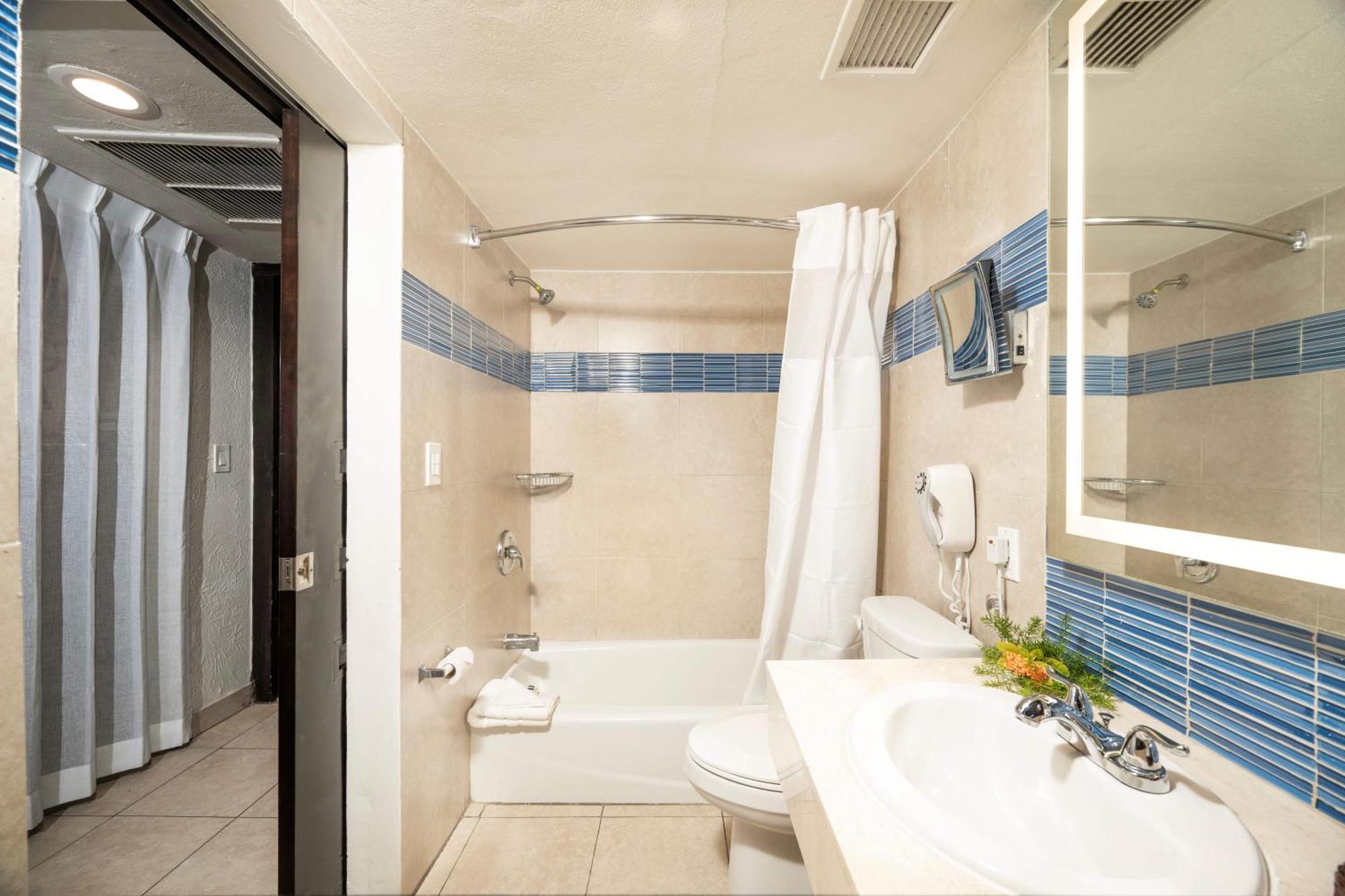 שארלוט אמלי Windward Passage Hotel מראה חיצוני תמונה